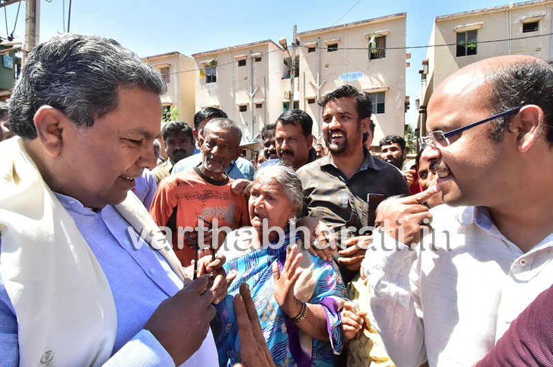 ಮೈಸೂರು: ಭಾರತ್ ನಗರಕ್ಕೆ ಭೇಟಿ ನೀಡಿ ಕಾಲ್ನಡಿಗೆಯಲ್ಲೇ ಕಾಲೋನಿ ಸುತ್ತಿದ ಸಿಎಂ